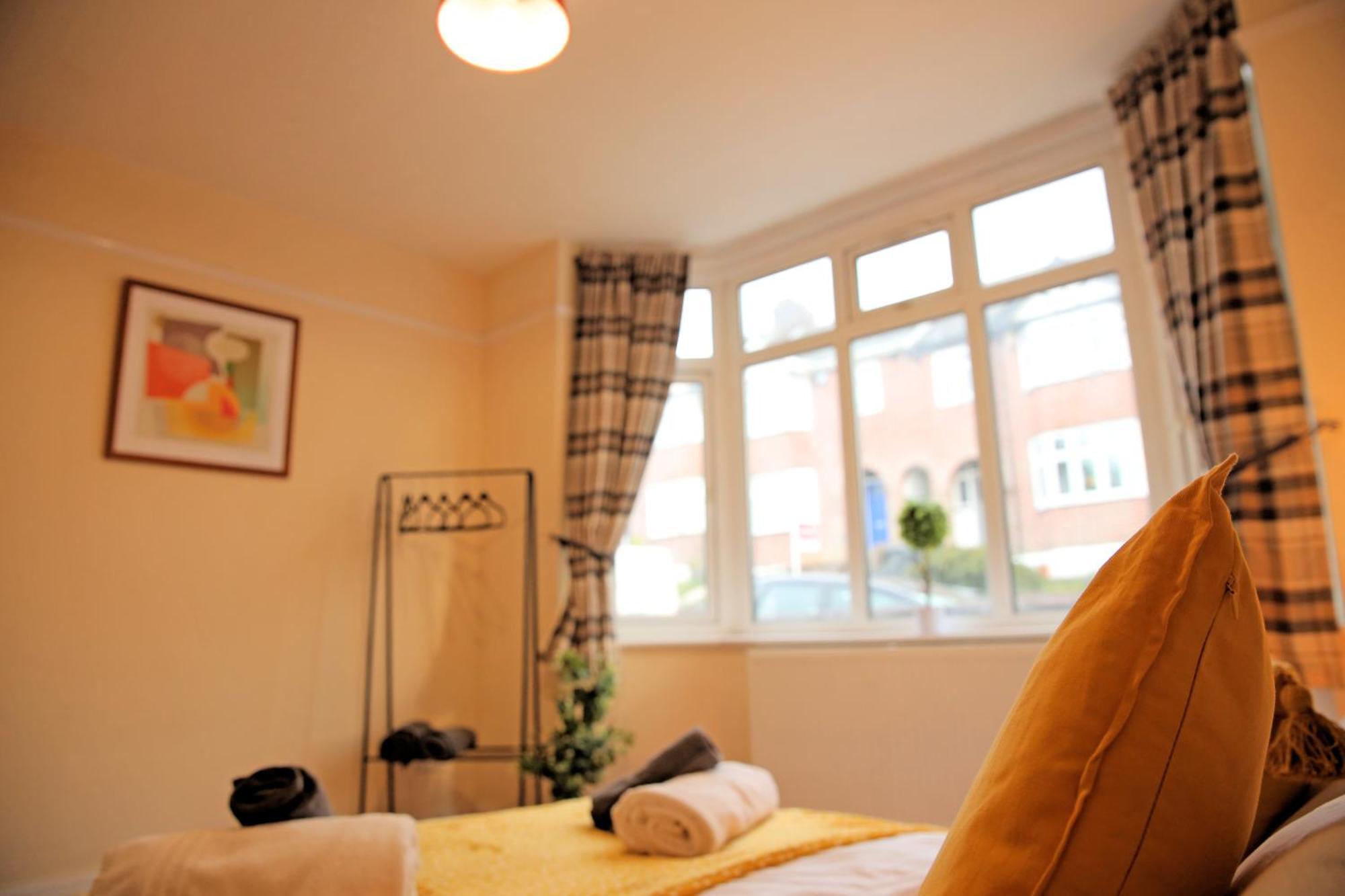 Private Bliss Near Luton Station Apartment Exterior photo