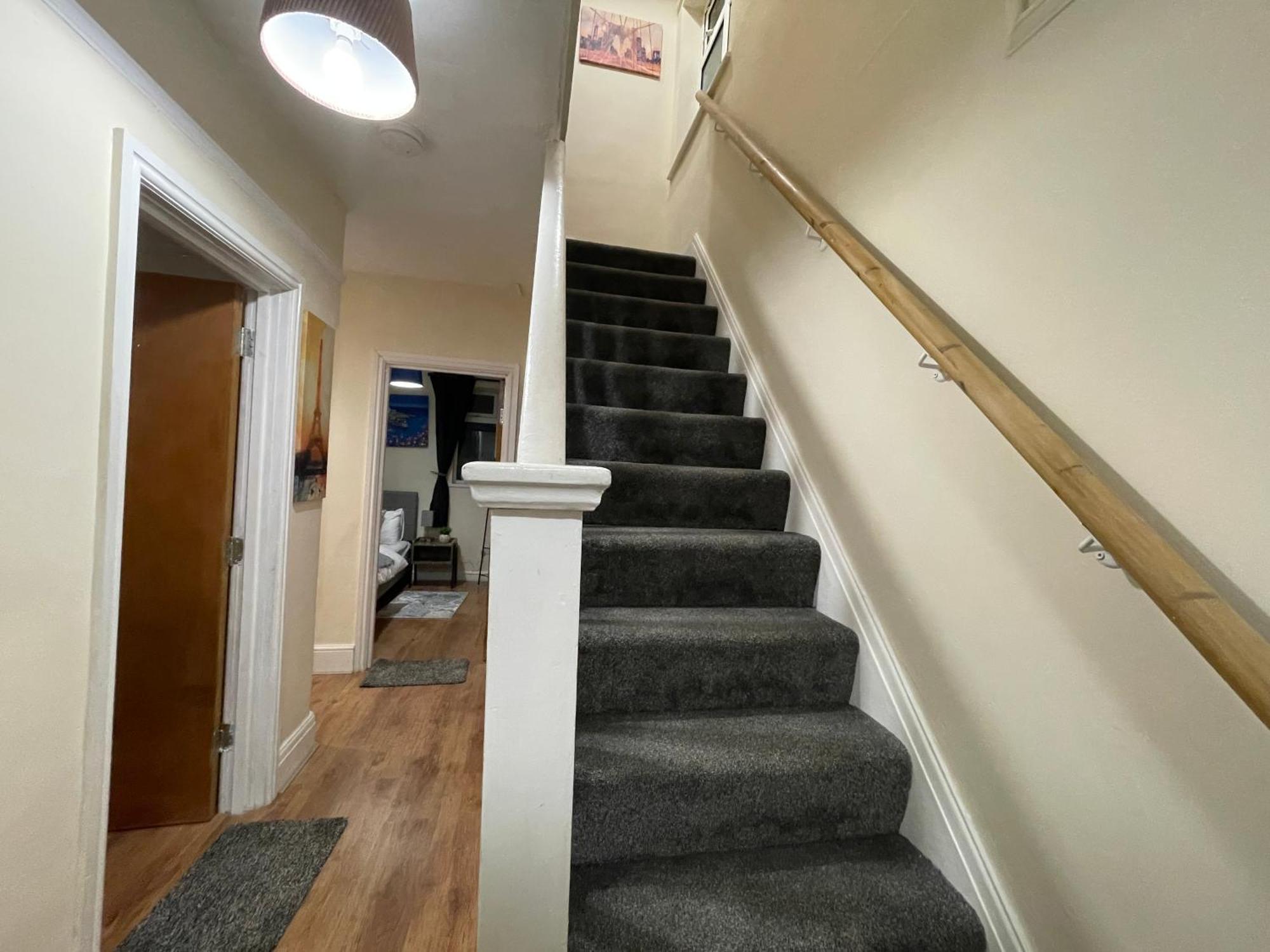 Private Bliss Near Luton Station Apartment Exterior photo