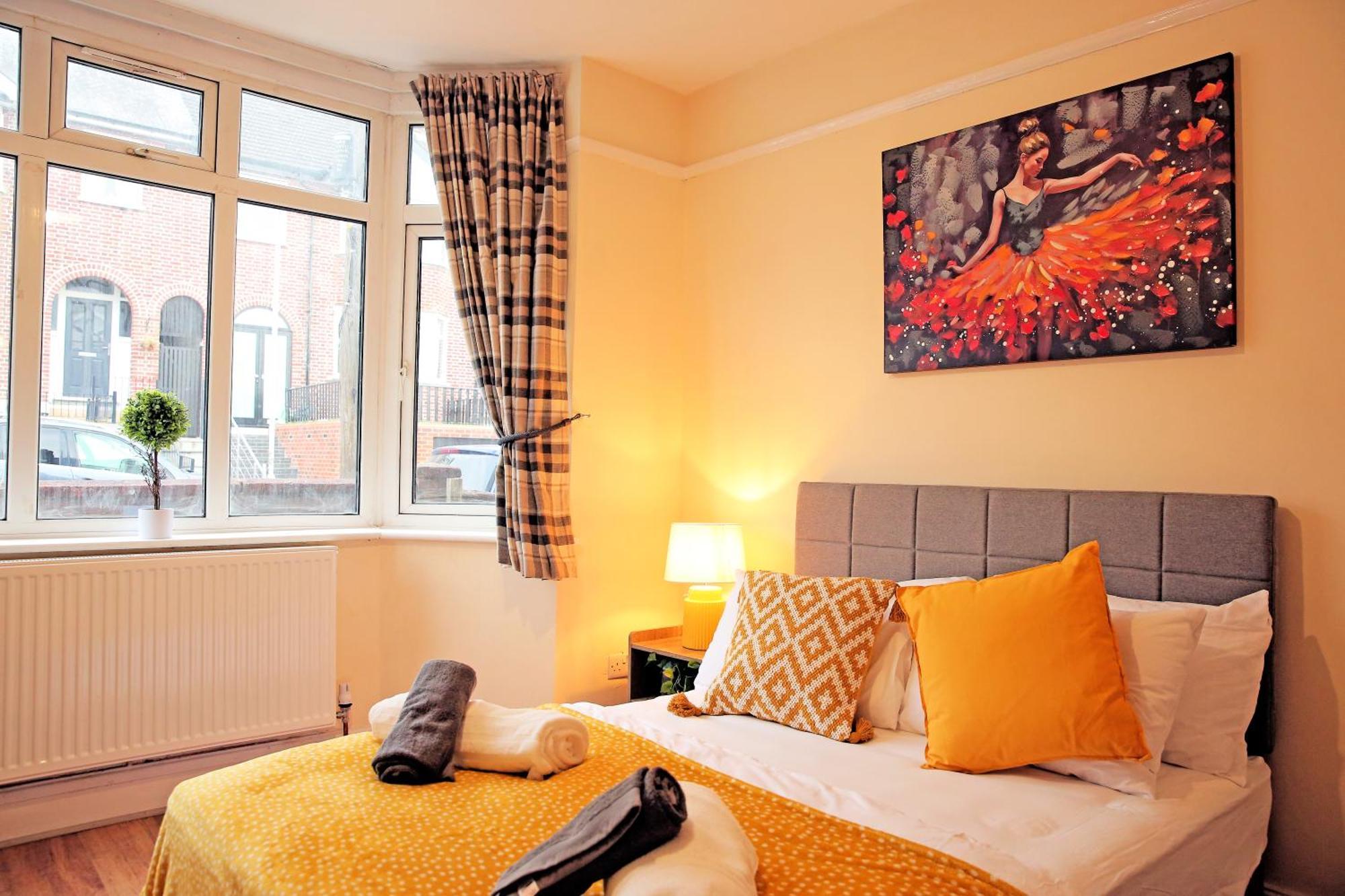 Private Bliss Near Luton Station Apartment Exterior photo