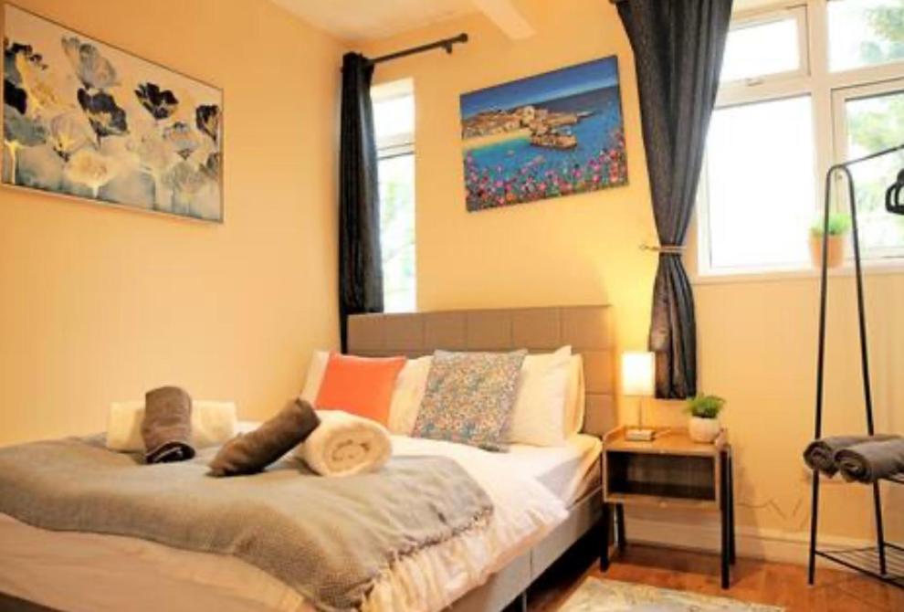 Private Bliss Near Luton Station Apartment Exterior photo