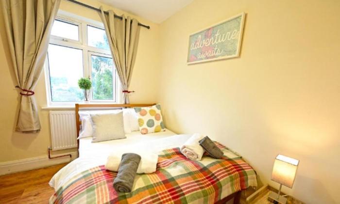 Private Bliss Near Luton Station Apartment Exterior photo